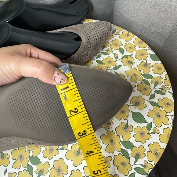 Vionic Women’s Suede Laser Cut Pointed Toe Flats Taupe Sz 7 - Picture 10 of 12